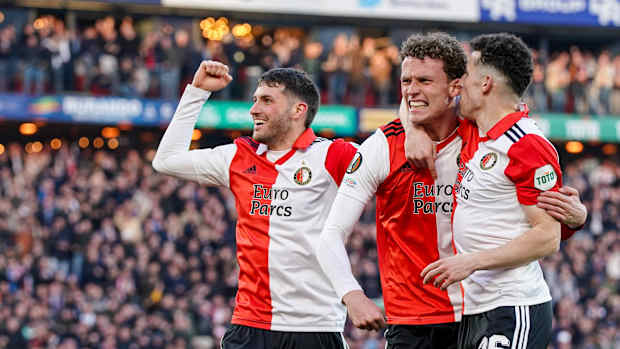 Santiago Giménez y el Feyenoord festejan el gol de la ventaja ante la Roma en la Europa League